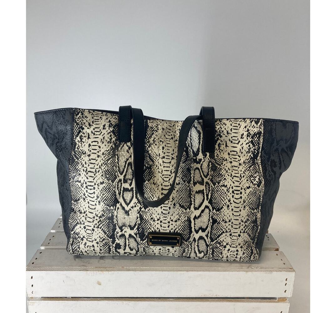 MARC BY MARC JACOBS LEATHER ANIMAL PRINT SHOULDER BAG (ASIS)